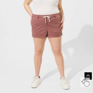 Size 24 NWT. Torrid Shorts Torrid 3.5 Inch Pull-On Weekend Stretch Twill Short.
